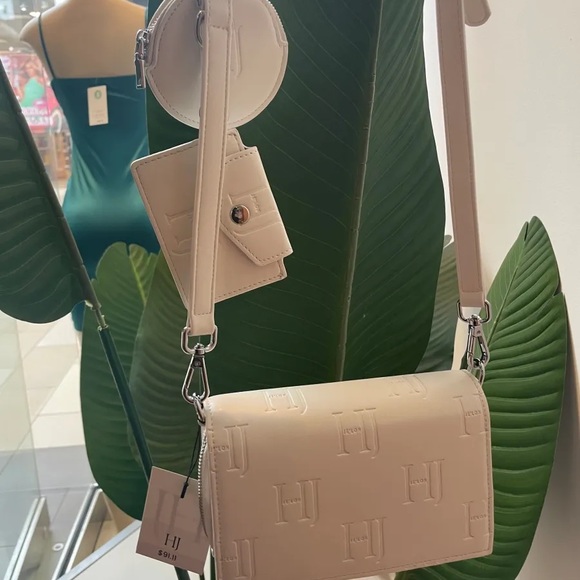 Vegan leather white crossbody pochette bag - Picture 3 of 9